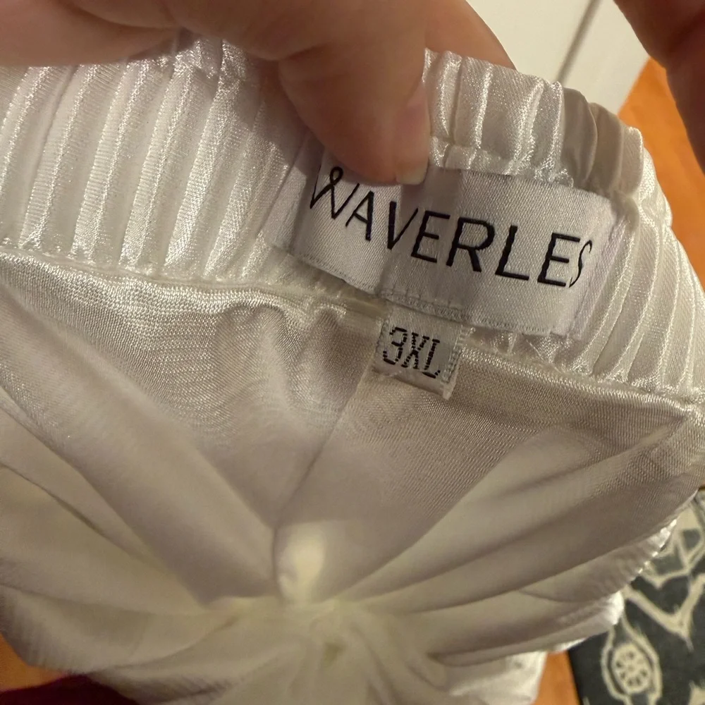 Waverles Pleated Set in Dove - Picture 9 of 9